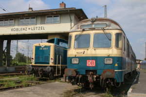 212 372 und ein Karlsruher Steuerwagen stehen im DB-Museum in Koblenz-Lützel, aufgenommen am 02.09.2017.