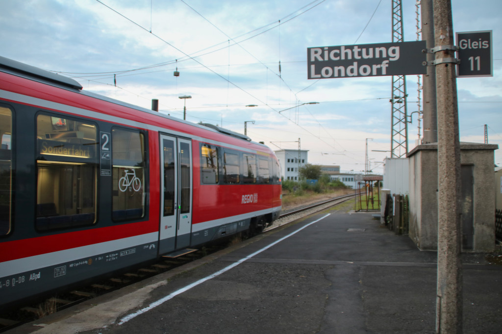 642 064 steht auf Gleis 11 im Bahnhof Lollar, aufgenommen am 02.09.2017.