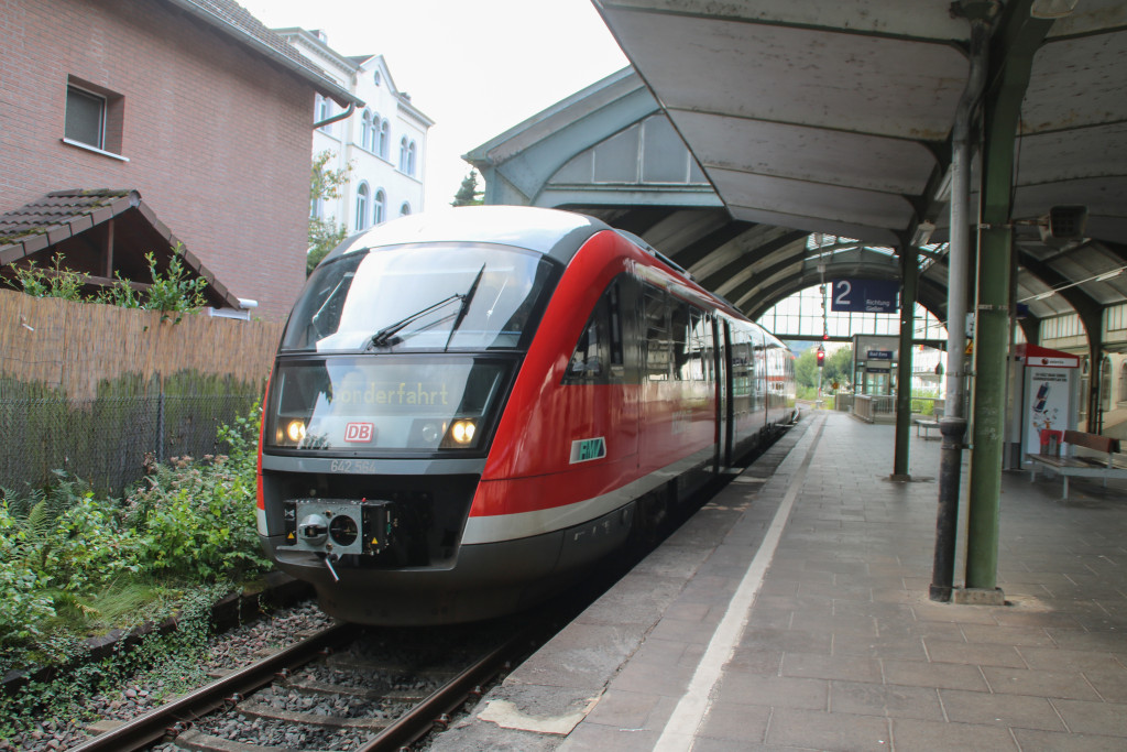 642 064 hält im Bahnhof Bad Ems auf der Lahntalbahn, aufgenommen am 02.09.2017.