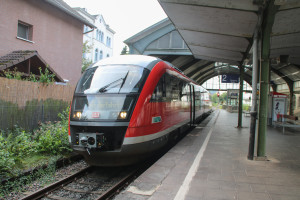 642 064 hält im Bahnhof Bad Ems auf der Lahntalbahn, aufgenommen am 02.09.2017.