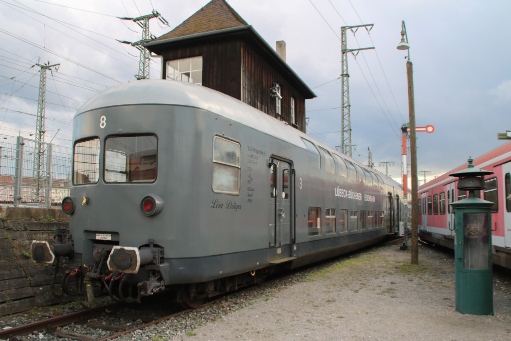 Ein VLV-Doppelstocksteuerwagen steht im DB-Museum Nürnberg, aufgenommen am 03.09.2017.