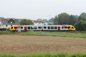 648 023 überquert einen Bahnübergang bei Lollar auf der Lumdatalbahn, aufgenommen am 07.09.2014.