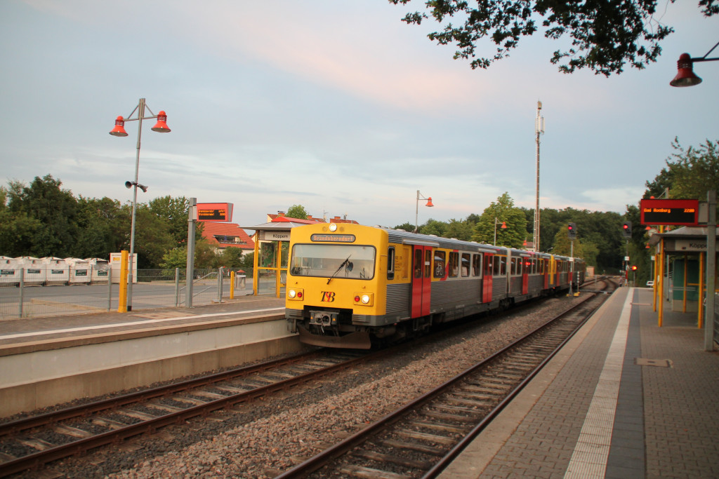 Ein VT2E der HLB hält in Köppern auf der Taunusbahn am 24.07.2015.