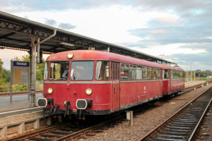 996 677 und 798 829 stehen im Bahnhof Grünstadt auf der Pfälzischen Nordbahn, aufgenommen am 19.09.2015.