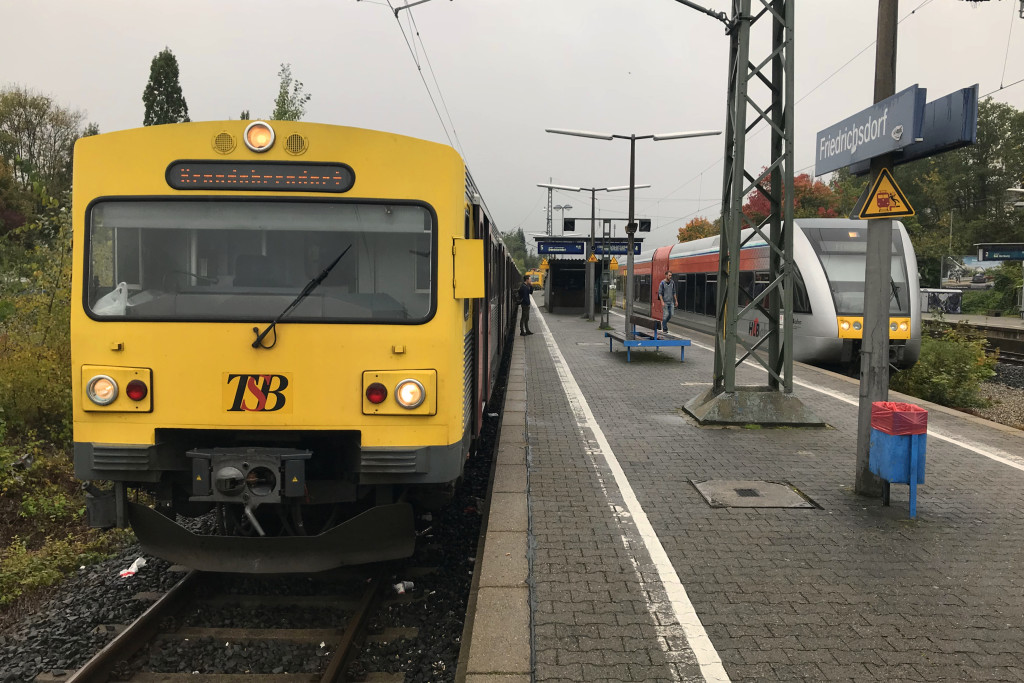 Im Bahnhof Friedrichsdorf steht neben einem VT2E noch ein GTW, aufgenommen am 02.10.2017.