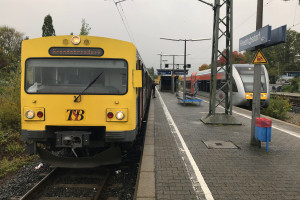 Im Bahnhof Friedrichsdorf steht neben einem VT2E noch ein GTW, aufgenommen am 02.10.2017.