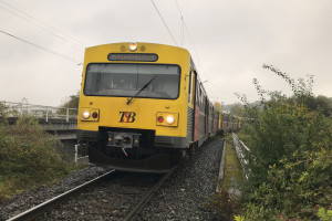 Aus Richtung Friedberg fahren drei VT2E der HLB in den Bahnhof Friedrichsdorf ein, aufgenommen 02.10.2017.