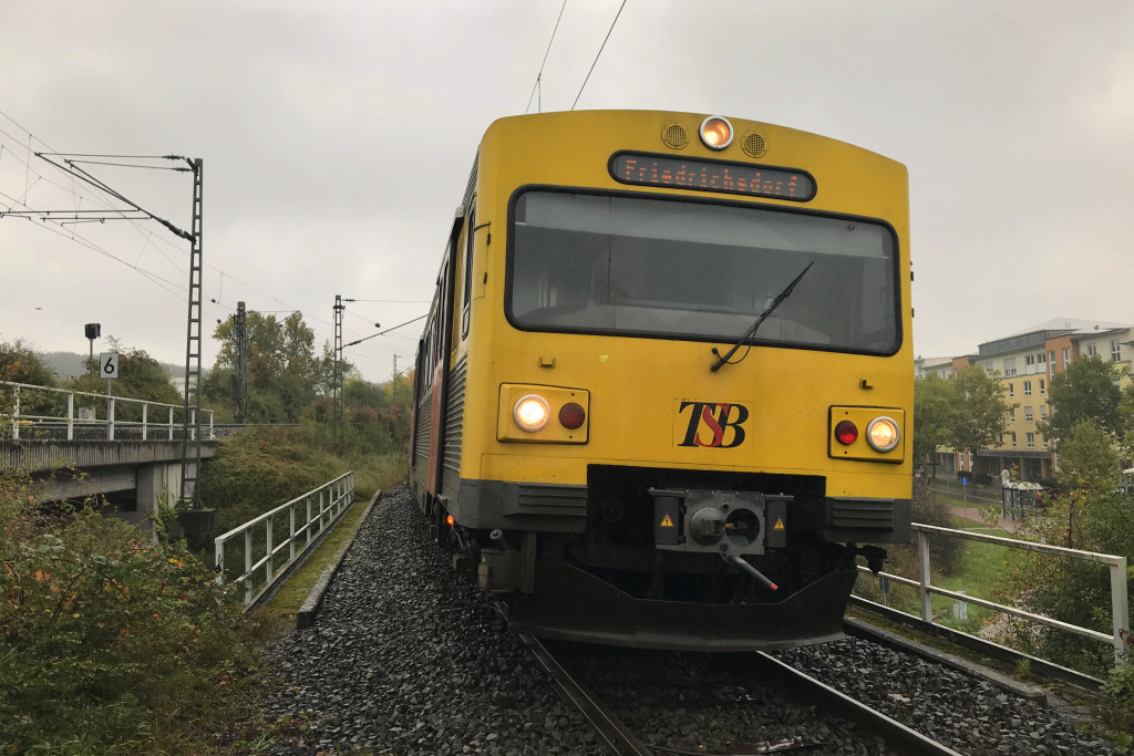 Im Bahnhof Friedrichsdorf stehen im Gleis von und nach Friedberg drei VT2E der HLB, aufgenommen am 02.10.2017.