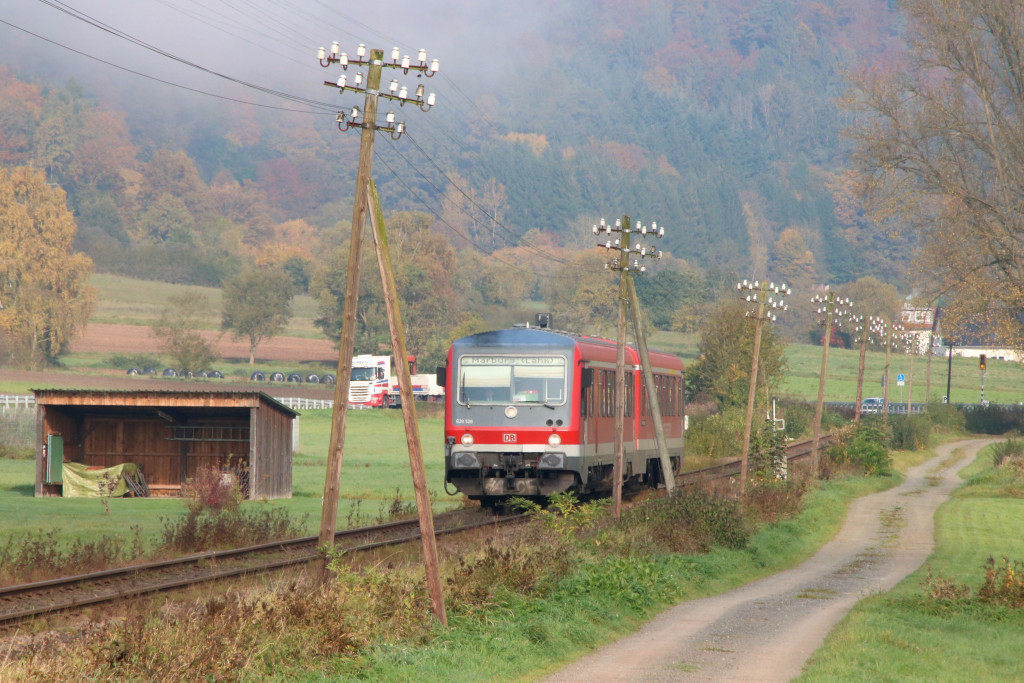628 526 an einem Viehstall bei Wolfgruben auf der oberen Lahntalbahn, aufgenommen am 17.10.2017.