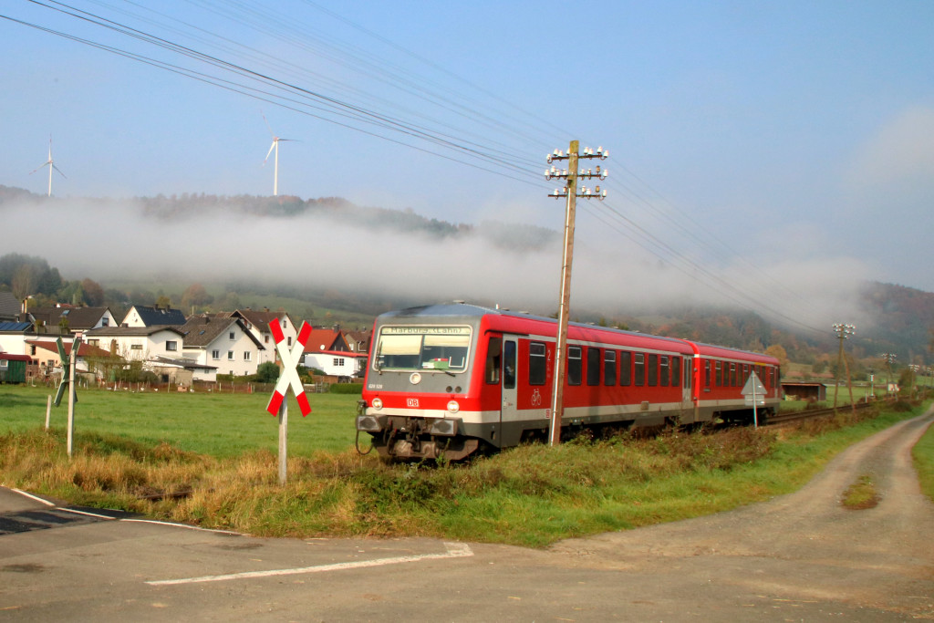 628 526 im Feld bei Wolfgruben auf der oberen Lahntalbahn, aufgenommen am 17.10.2017.