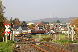 628 526 verlässt den Bahnhof Friedensdorf auf der oberen Lahntalbahn, aufgenommen am 17.10.2017.
