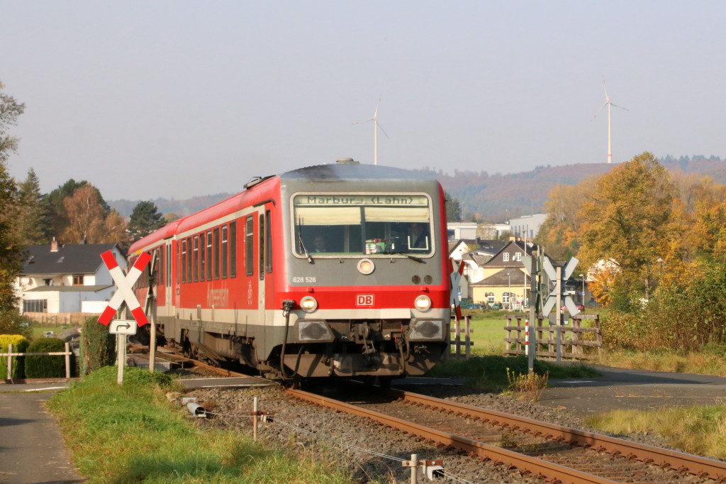 628 526 überquert einen Bahnübergang bei Friedensdorf auf der oberen Lahntalbahn, aufgenommen am 17.10.2017.