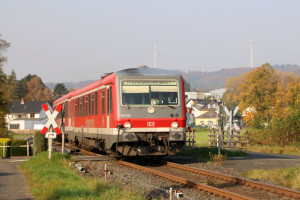 628 526 überquert einen Bahnübergang bei Friedensdorf auf der oberen Lahntalbahn, aufgenommen am 17.10.2017.