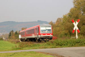 628 228 im Feld bei der Amalienhütte auf der oberen Lahntalbahn, aufgenommen am 17.10.2017.