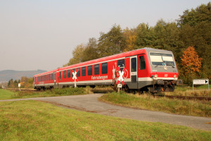 628 228 überquert einen Bahnübergang bei der Amalienhütte auf der oberen Lahntalbahn, aufgenommen am 17.10.2017.