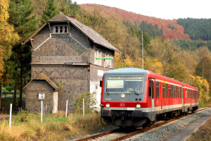 628 526 am alten Bahnhofsgebäude von Sassmanshausen auf der oberen Lahntalbahn, aufgenommen am 17.10.2017.