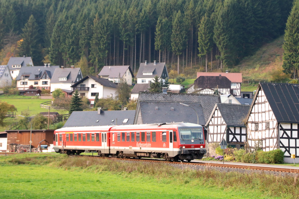 628 526 durchquert Bermershausen auf der oberen Lahntalbahn, aufgenommen am 17.10.2017.