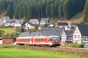 628 526 durchquert Bermershausen auf der oberen Lahntalbahn, aufgenommen am 17.10.2017.