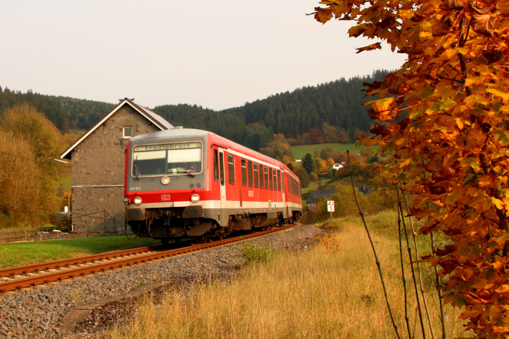628 622 an einem Haus in Feudingen auf der oberen Lahntalbahn, aufgenommen am 17.10.2017.