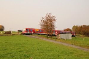 628 622 bei Oberndorf auf der oberen Lahntalbahn, aufgenommen am 17.10.2017.