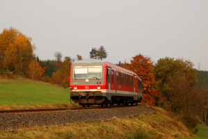 628 622 verlässt den Wald bei Amtshausen auf der oberen Lahntalbahn, aufgenommen am 17.10.2017.