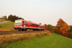 628 622 im Feld bei Amtshausen auf der oberen Lahntalbahn, aufgenommen am 17.10.2017.