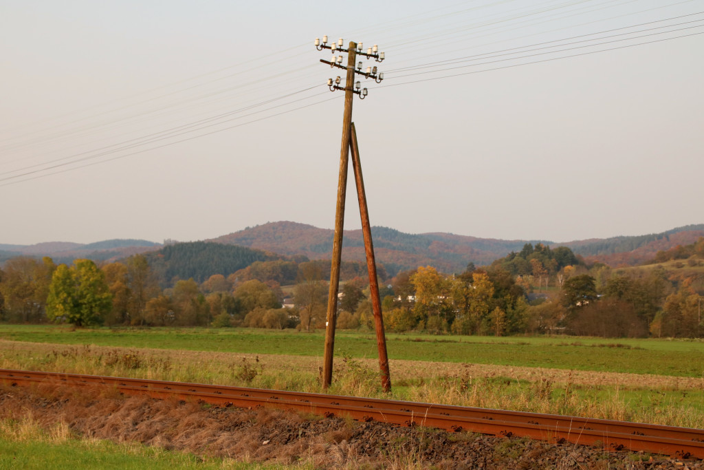Nebenbahnromantik mit Telegraphenmasten bei Wolfgruben auf der oberen Lahntalbahn, aufgenommen am 17.10.2017.
