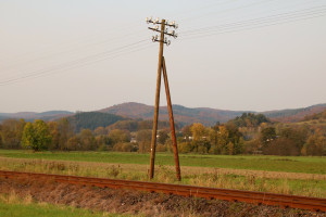 Nebenbahnromantik mit Telegraphenmasten bei Wolfgruben auf der oberen Lahntalbahn, aufgenommen am 17.10.2017.