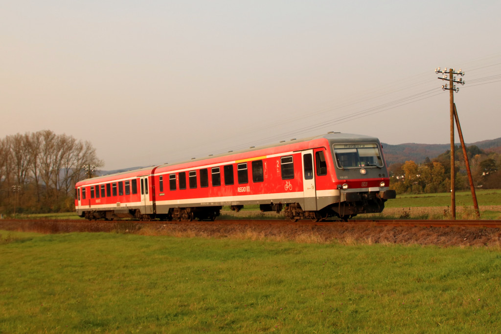 628 622 im Feld bei Wolfgruben auf der oberen Lahntalbahn, aufgenommen am 17.10.2017.
