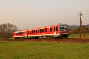 628 622 im Feld bei Wolfgruben auf der oberen Lahntalbahn, aufgenommen am 17.10.2017.