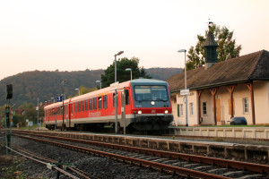 628 235 steht im durchgeschalteten Bahnhof Buchenau auf der oberen Lahntalbahn, aufgenommen am 17.10.2017.