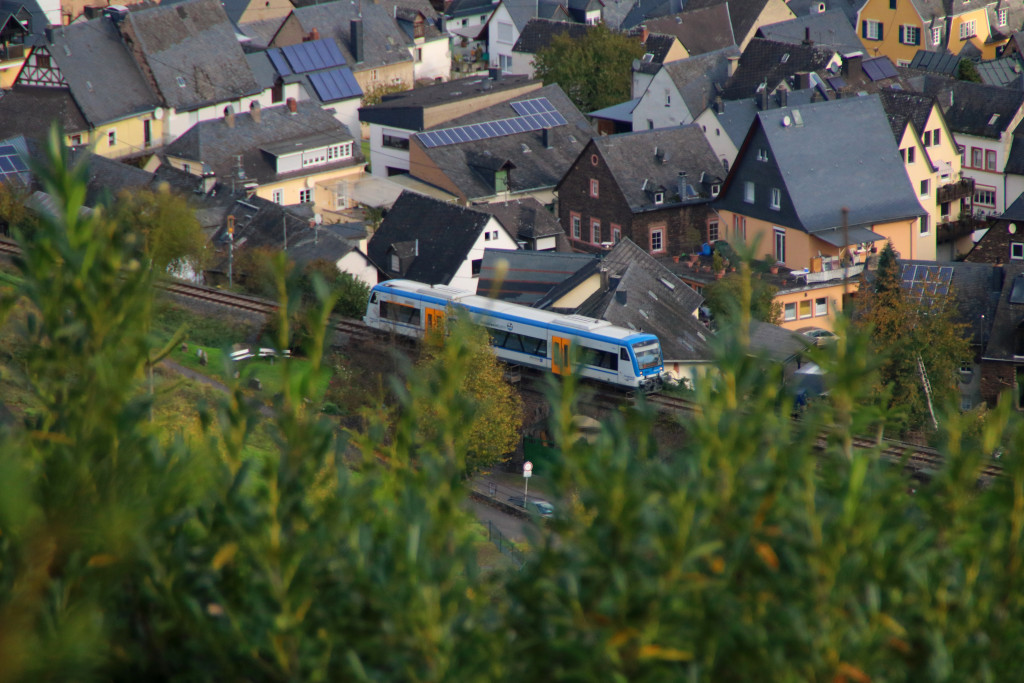 650 131 versteckt sich auf dem Viadukt in Reil auf der Moselweinbahn, aufgenommen am 25.10.2017.