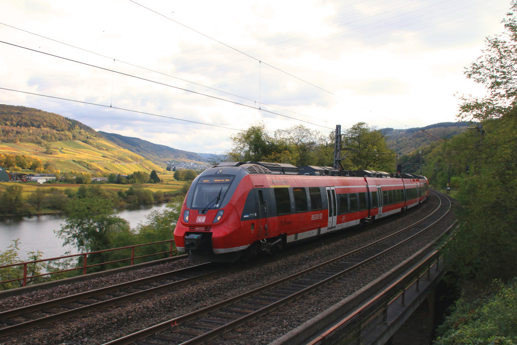 442 207 bei Pünderich auf der Moselstrecke, aufgenommen am 25.10.2017.