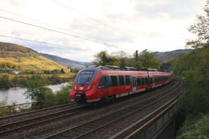 442 207 bei Pünderich auf der Moselstrecke, aufgenommen am 25.10.2017.