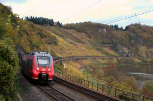 442 001 überquert das Pündericher Hangviadukt auf der Moselstrecke, aufgenommen am 25.10.2017.