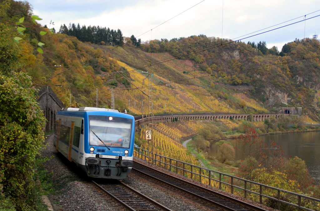 650 131 überquert das Pündericher Hangviadukt auf der Moselstrecke, aufgenommen am 25.10.2017.