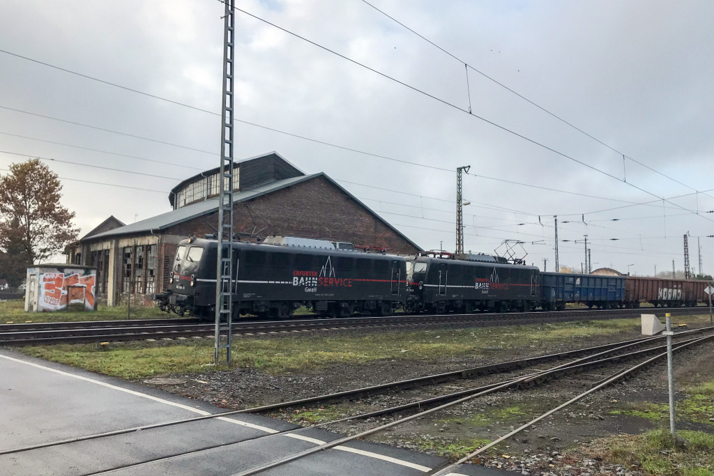 140 789 und 140 772 des Erfurter Bahnservice am Lokschuppen in Hanau auf dem Weg in Richtung Fulda, aufgenommen am 18.11.2017.
