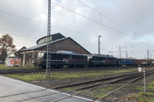 140 789 und 140 772 des Erfurter Bahnservice am Lokschuppen in Hanau auf dem Weg in Richtung Fulda, aufgenommen am 18.11.2017.