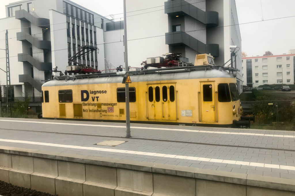 701 017 steht im Bahnhof Frankfurt-Rödelheim, aufgenommen am 15.11.2017.
