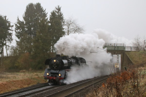 03 1010 bei Kirch-Göns auf der Main-Weser-Bahn, aufgenommen am 02.12.2017.