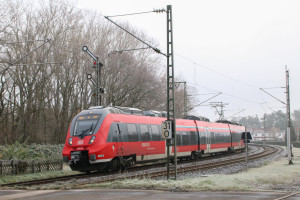 442 113 am Einfahrsignal von Hanau, aufgenommen am 02.12.2017.