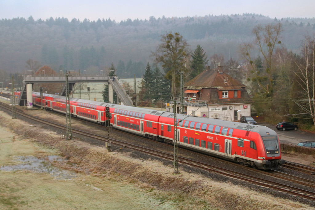 Ein Zug aus Doppelstockwagen durchquert den Bahnhof Wirtheim auf der Kinzigtalbahn, aufgenommen am 02.12.2017.