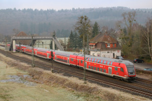 Ein Zug aus Doppelstockwagen durchquert den Bahnhof Wirtheim auf der Kinzigtalbahn, aufgenommen am 02.12.2017.