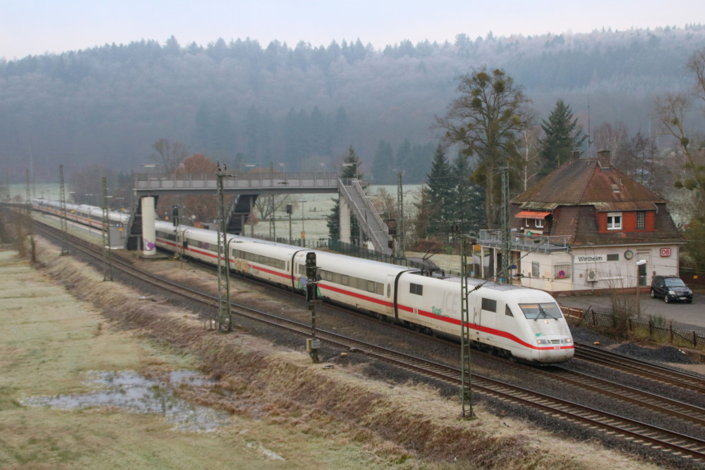Ein 401 durchquert den Bahnhof Wirtheim auf der Kinzigtalbahn, aufgenommen am 02.12.2017.