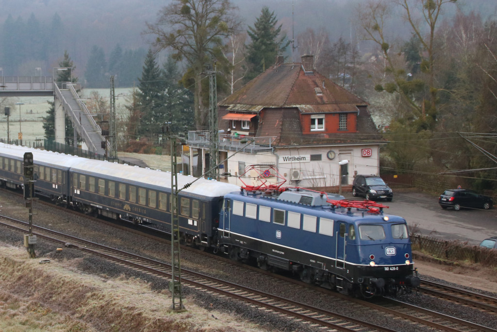 110 428 mit Classic-Courier-Wagen im Bahnhof Wirtheim auf der Kinzigtalbahn, aufgenommen am 02.12.2017.