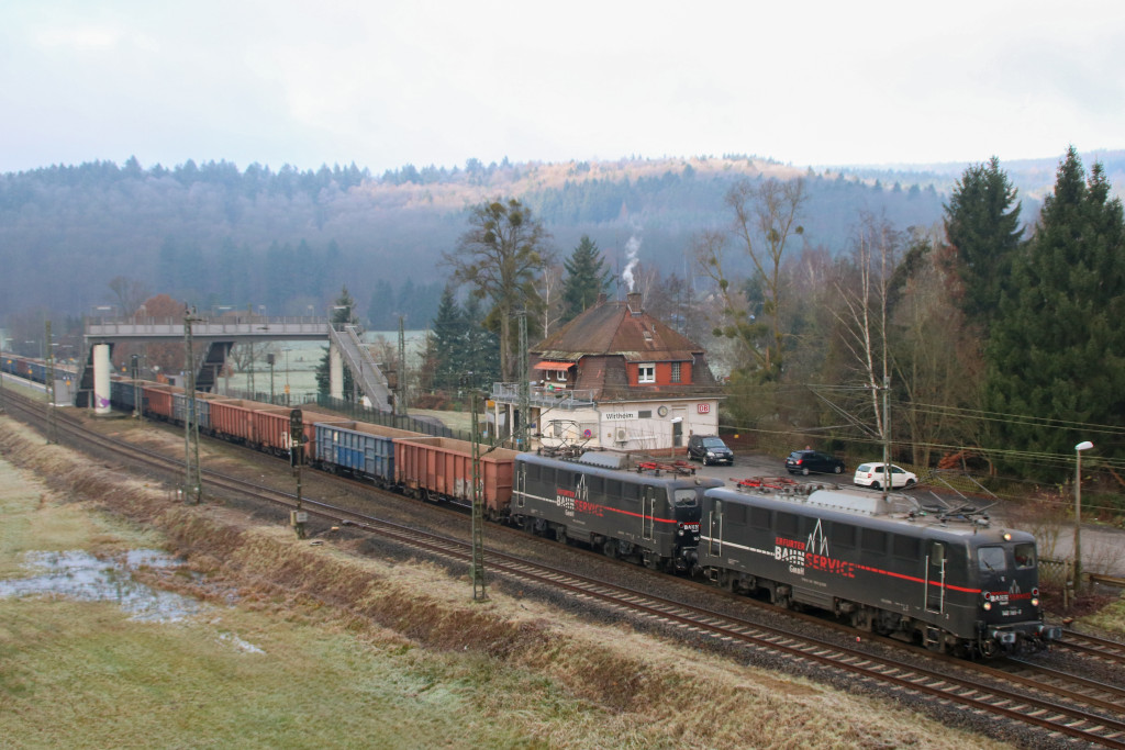 140 789 und 140 772 des Erfurter Bahnservice im Bahnhof Wirtheim auf der Kinzigtalbahn, aufgenommen am 02.12.2017.