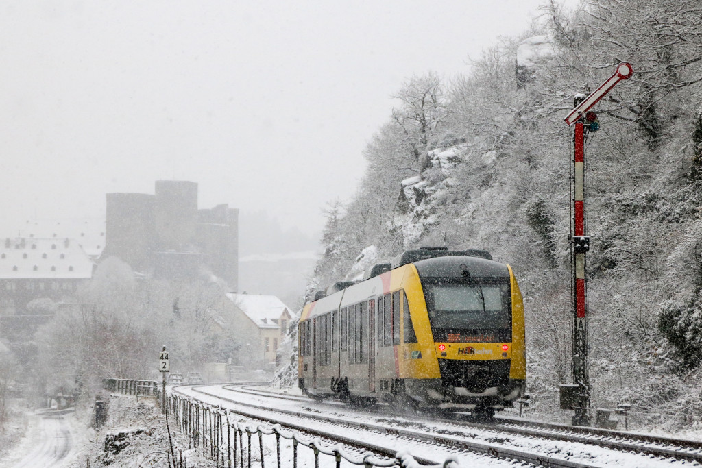 Ein LINT der HLB am Blocksignal von Runkel auf der verschneiten Lahntalbahn, aufgenommen am 03.12.2017.