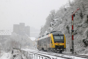 Ein LINT der HLB am Blocksignal von Runkel auf der verschneiten Lahntalbahn, aufgenommen am 03.12.2017.