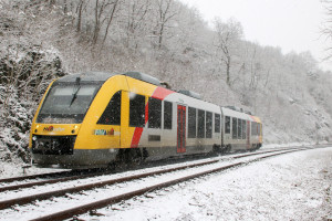 Ein LINT der HLB auf der verschneiten Lahntalbahn bei Runkel, aufgenommen am 03.12.2017.