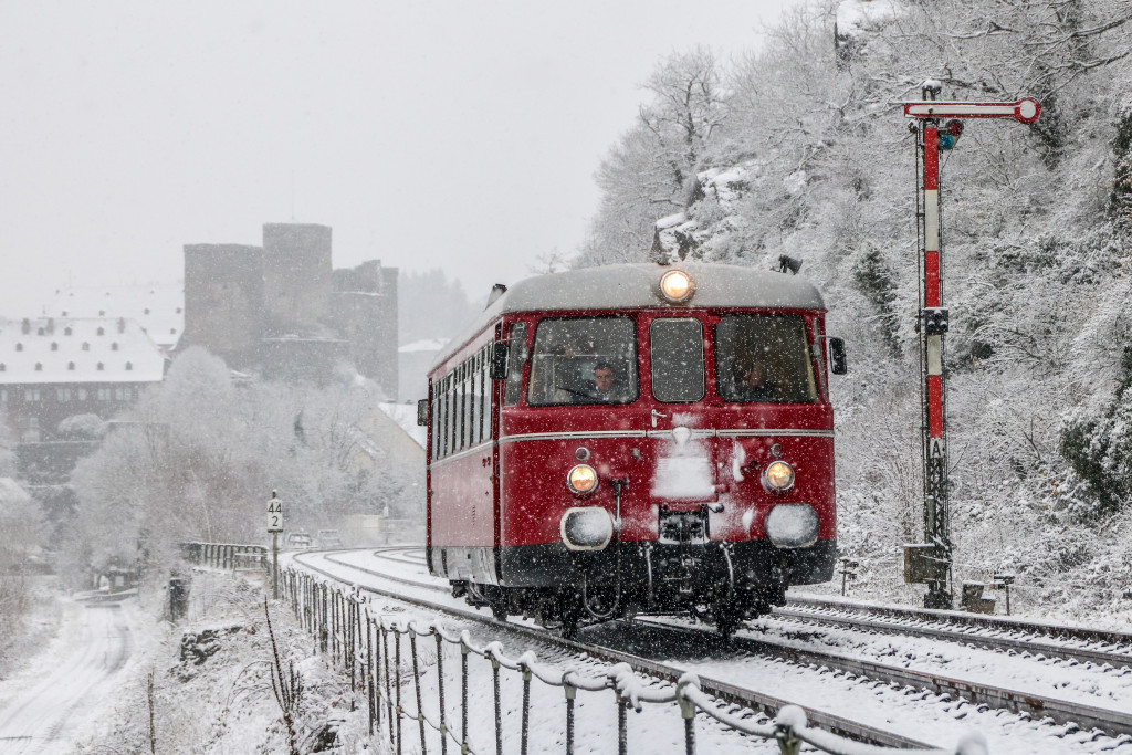 Ein MAN-Schienenbus am Blocksignal von Runkel auf der verschneiten Lahntalbahn, aufgenommen am 03.12.2017.